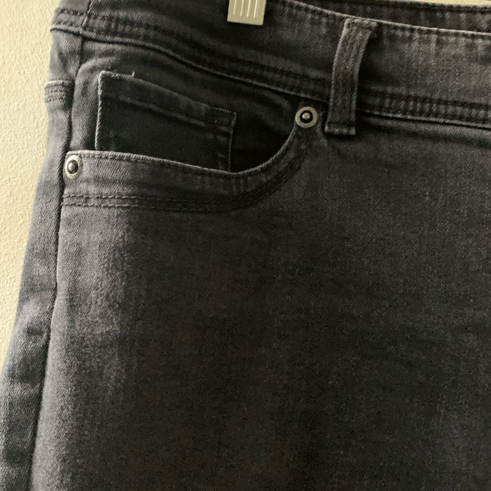 Black Chico’s Jeans. Size 2.5. Inseam 28in. Length 38 1/2 in.Leg bottom 8 1/2.